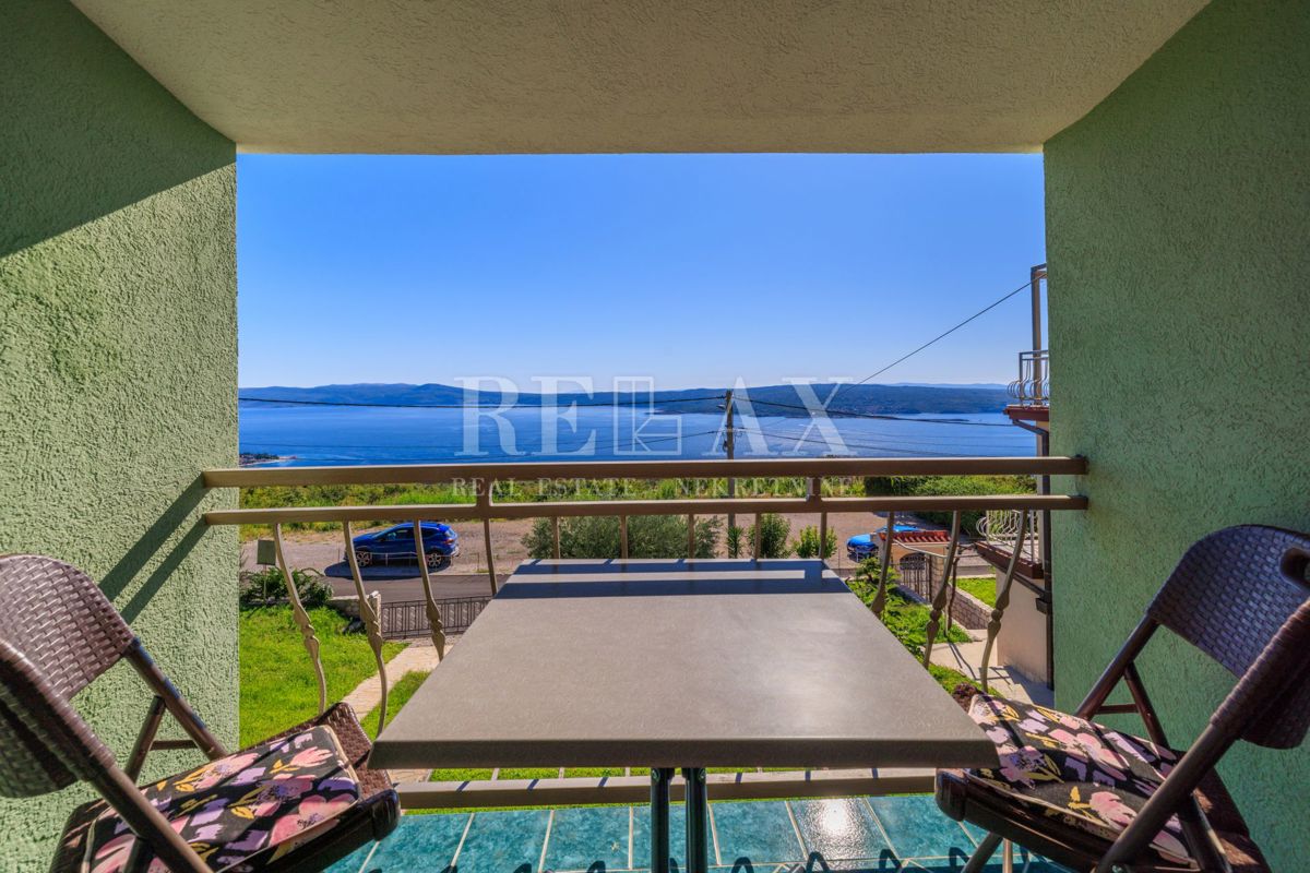 Crikvenica - prostorna nepremičnina z bazenom