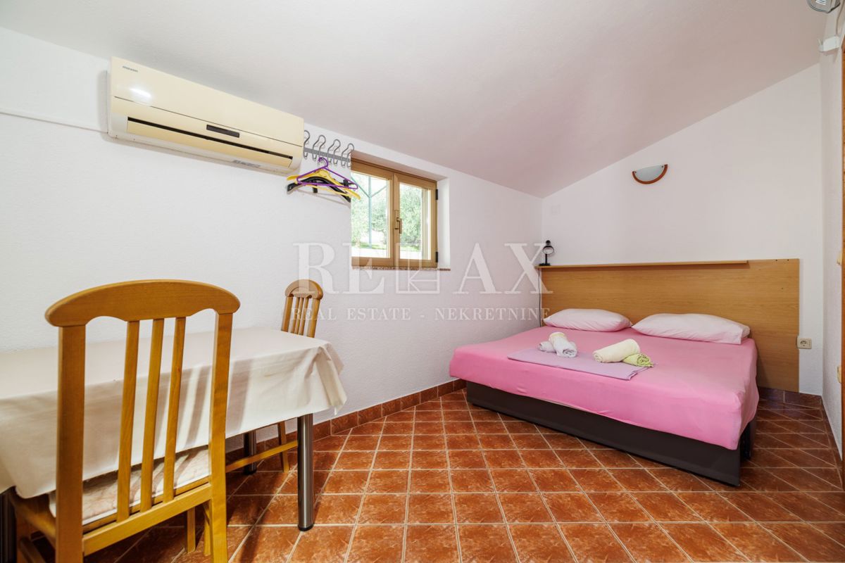 Crikvenica - prostorna nepremičnina z bazenom