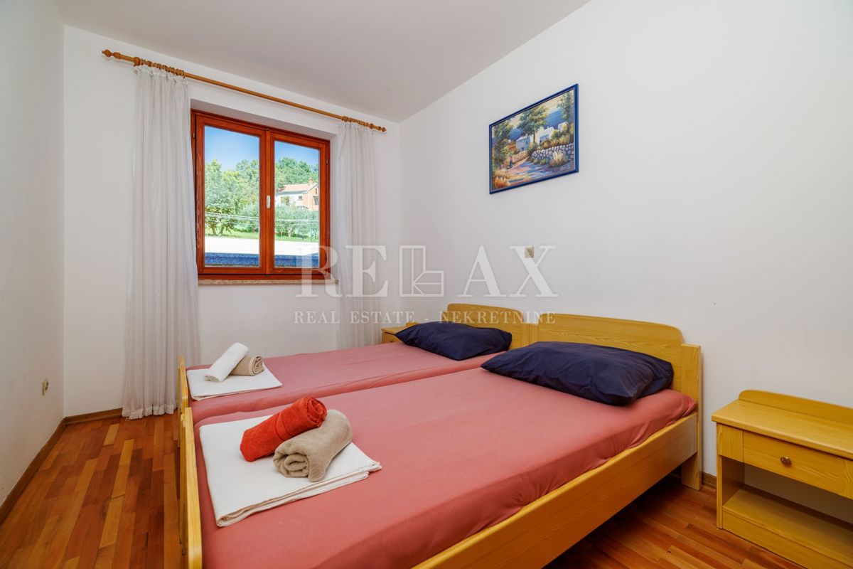 Crikvenica - prostorna nepremičnina z bazenom