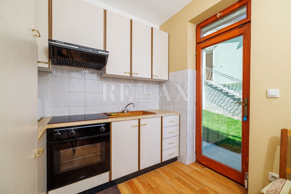 Crikvenica - prostorna nepremičnina z bazenom