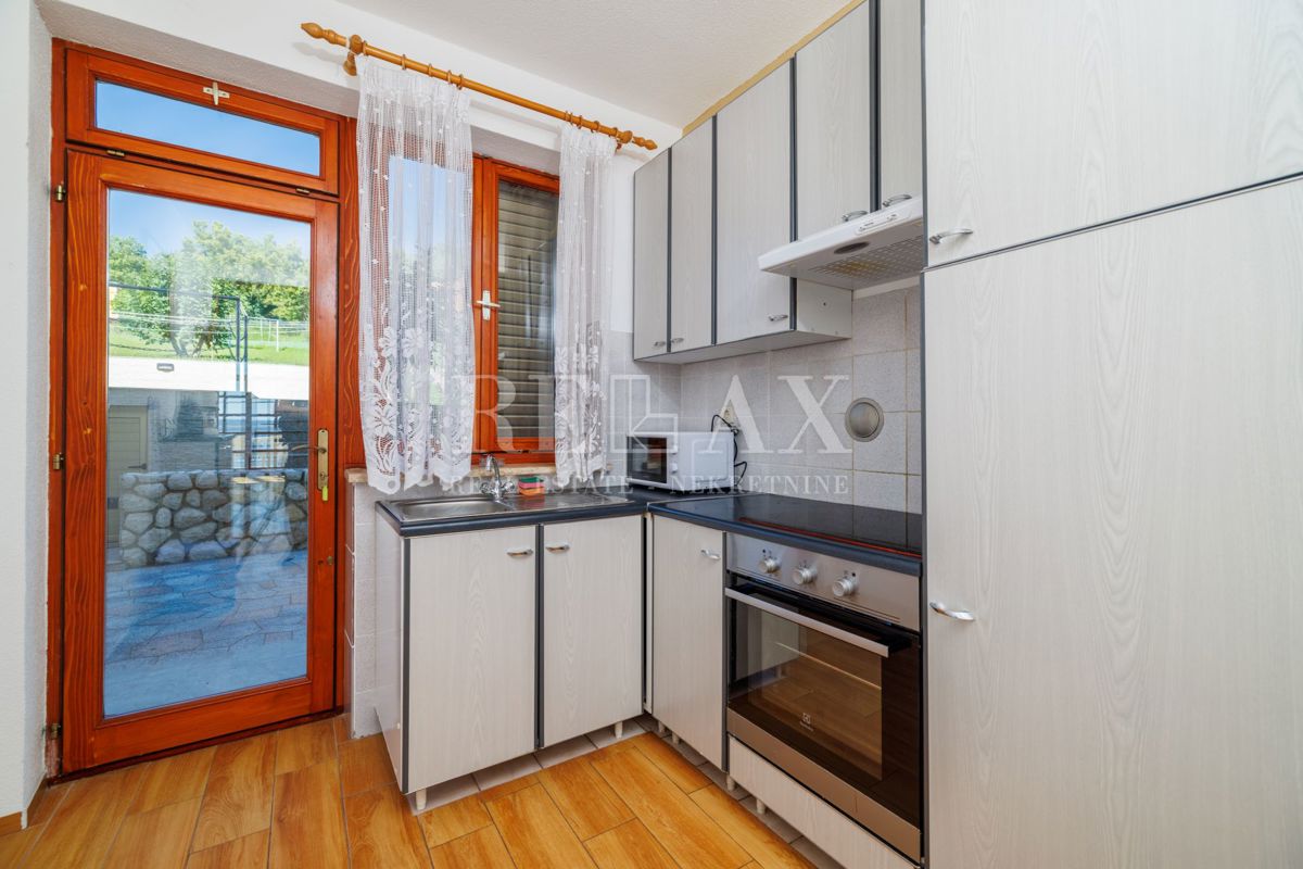 Crikvenica - prostorna nepremičnina z bazenom