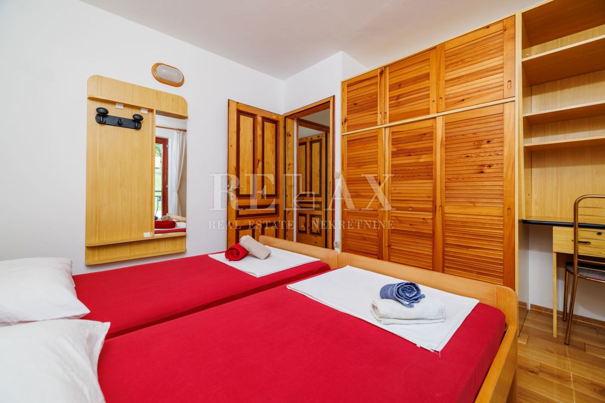 Crikvenica - prostorna nepremičnina z bazenom