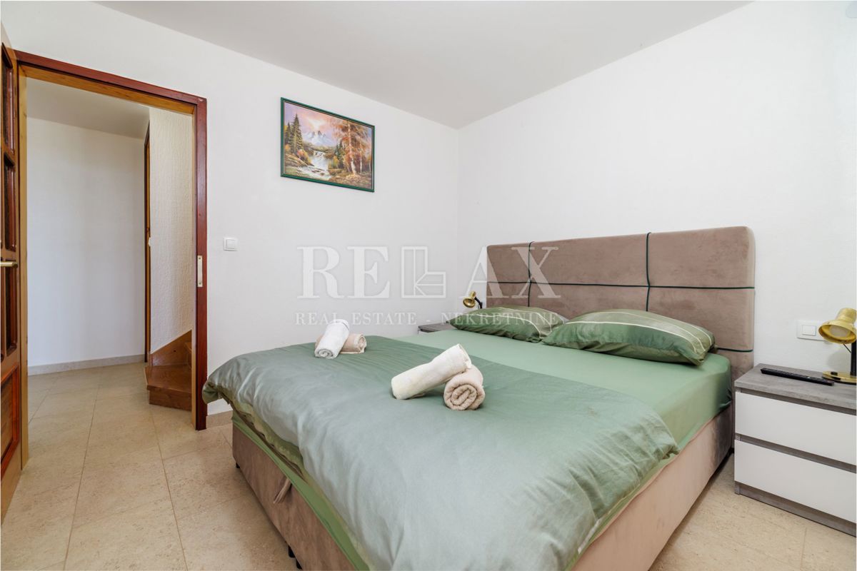 Crikvenica - prostorna nepremičnina z bazenom