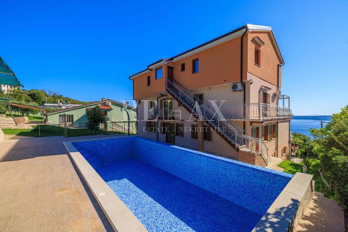 Crikvenica - prostorna nepremičnina z bazenom