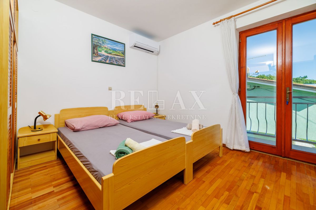 Crikvenica - prostorna nepremičnina z bazenom