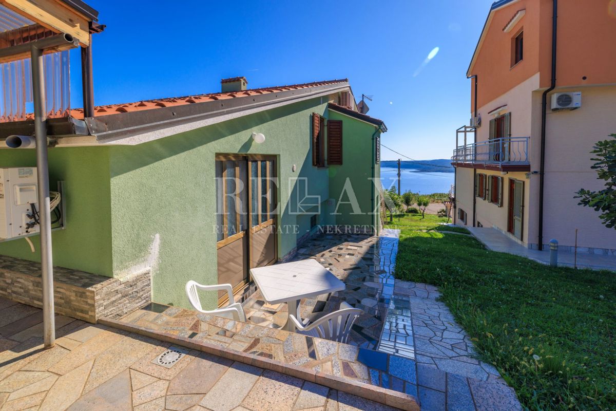 Crikvenica - prostorna nepremičnina z bazenom