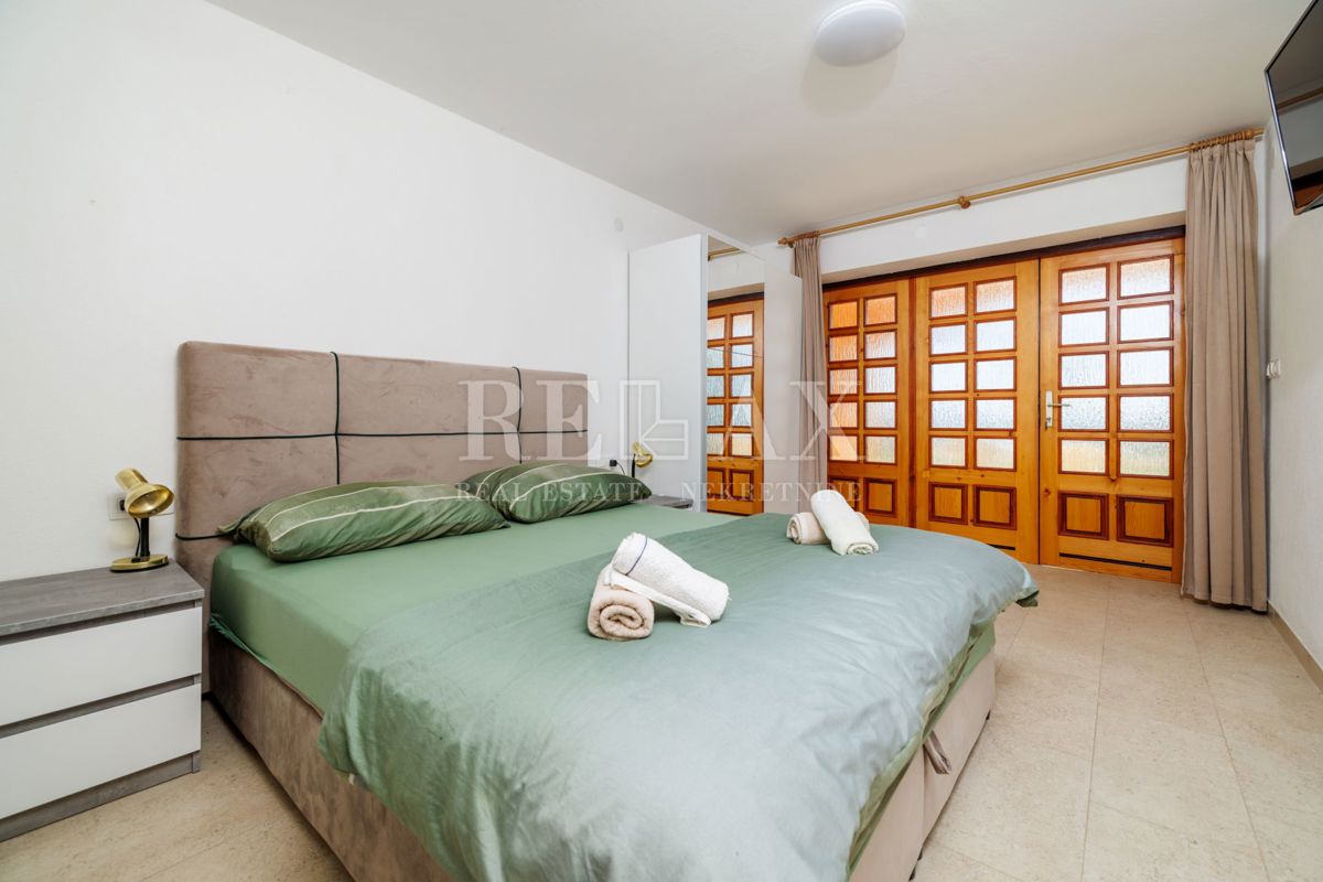 Crikvenica - prostorna nepremičnina z bazenom