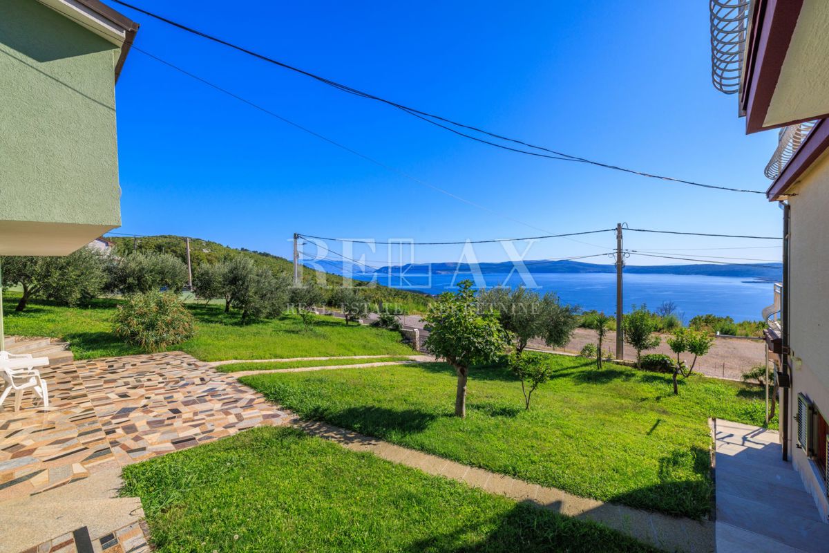 Crikvenica - prostorna nepremičnina z bazenom