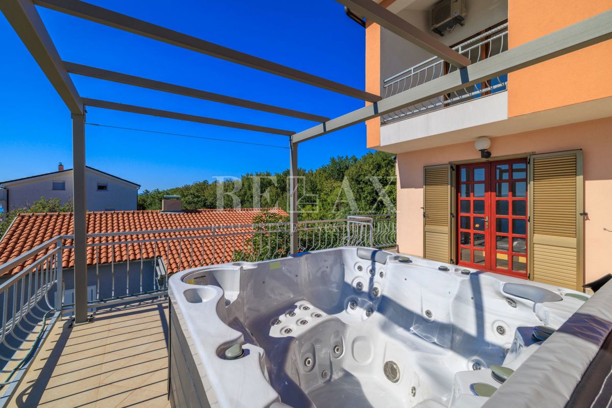 Crikvenica - prostorna nepremičnina z bazenom