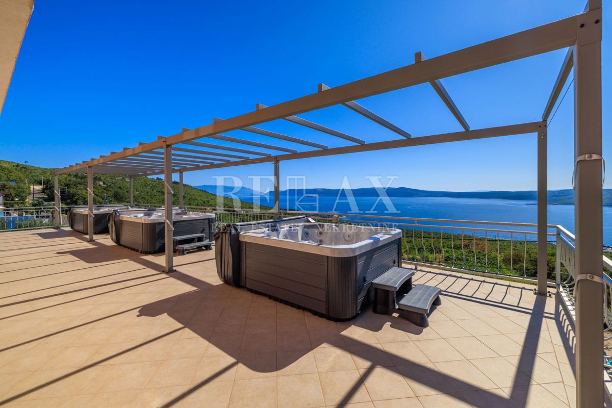 Crikvenica - prostorna nepremičnina z bazenom