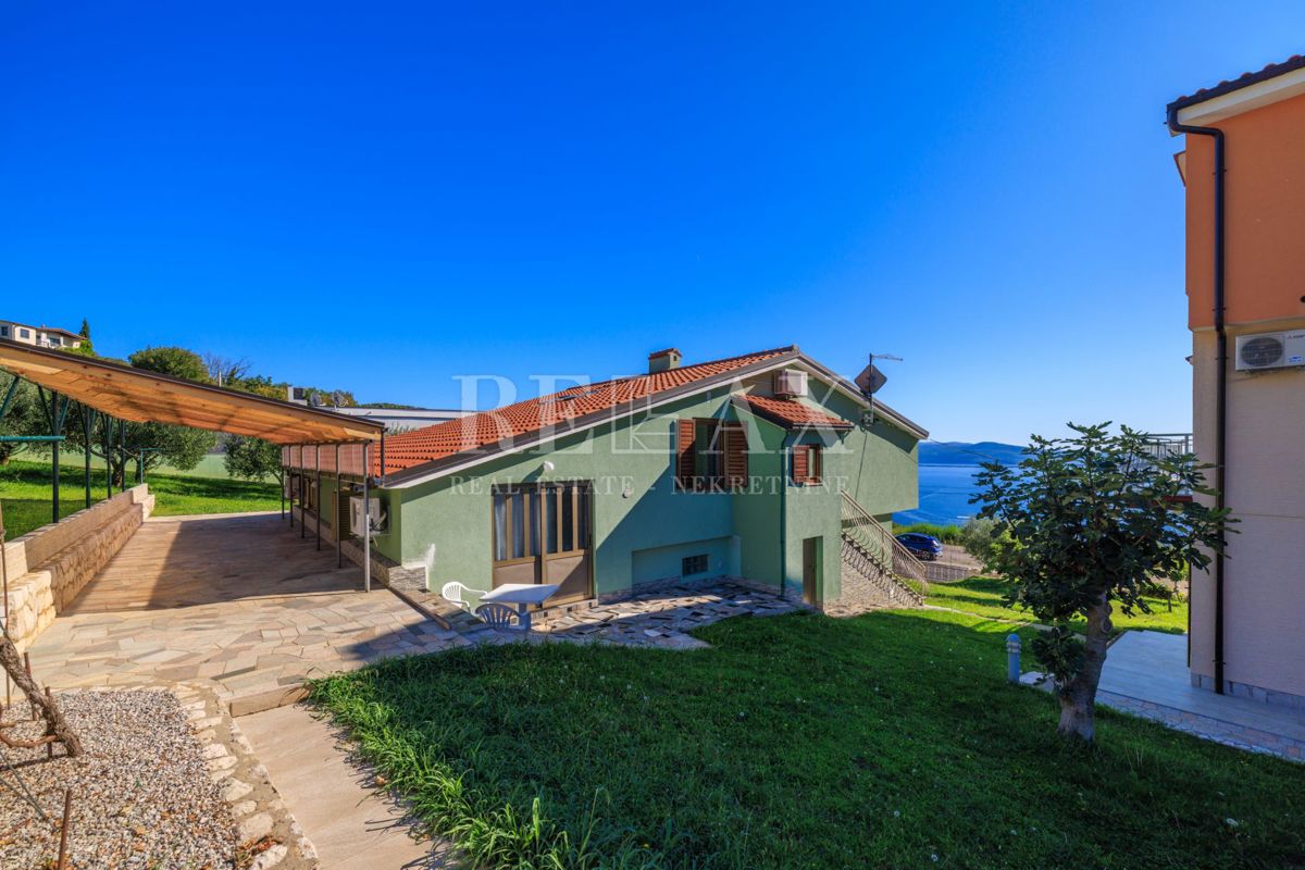 Crikvenica - prostorna nepremičnina z bazenom