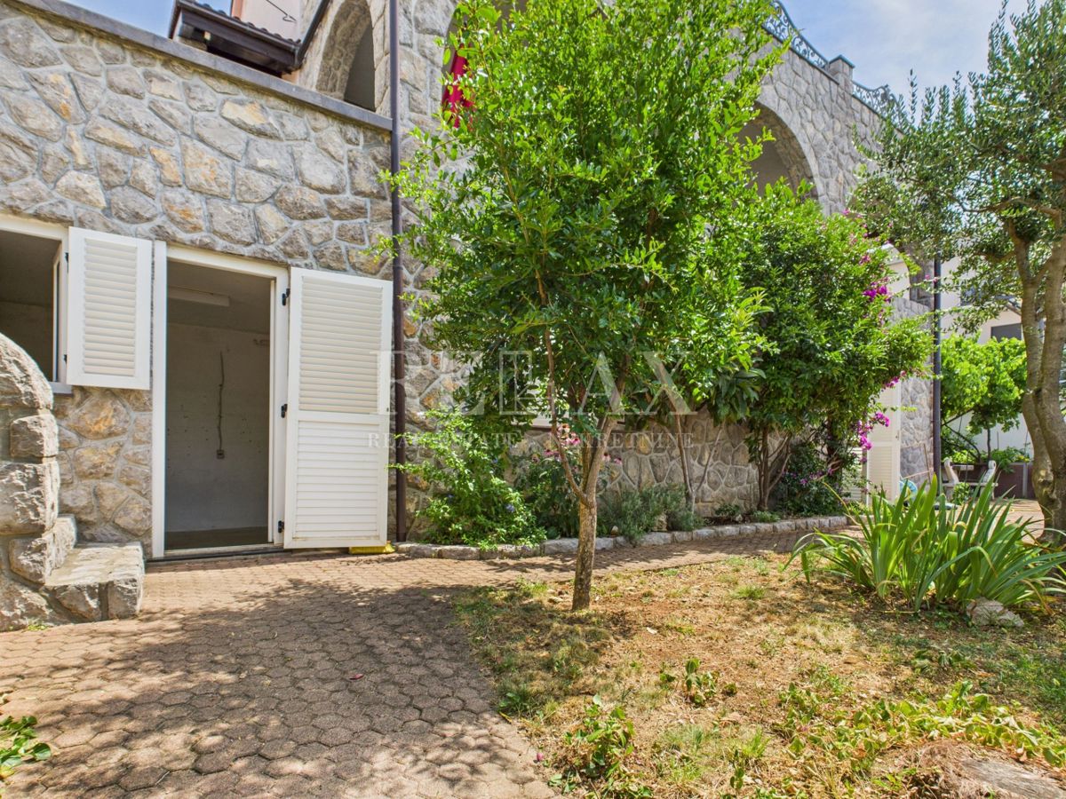 Crikvenica - prostorna hiša z urejenim vrtom