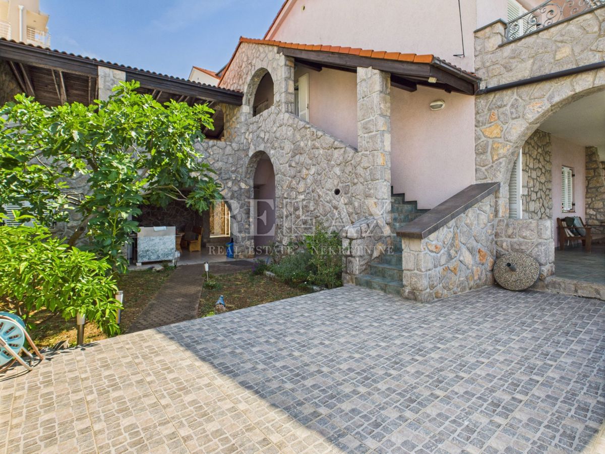 Crikvenica - prostorna hiša z urejenim vrtom