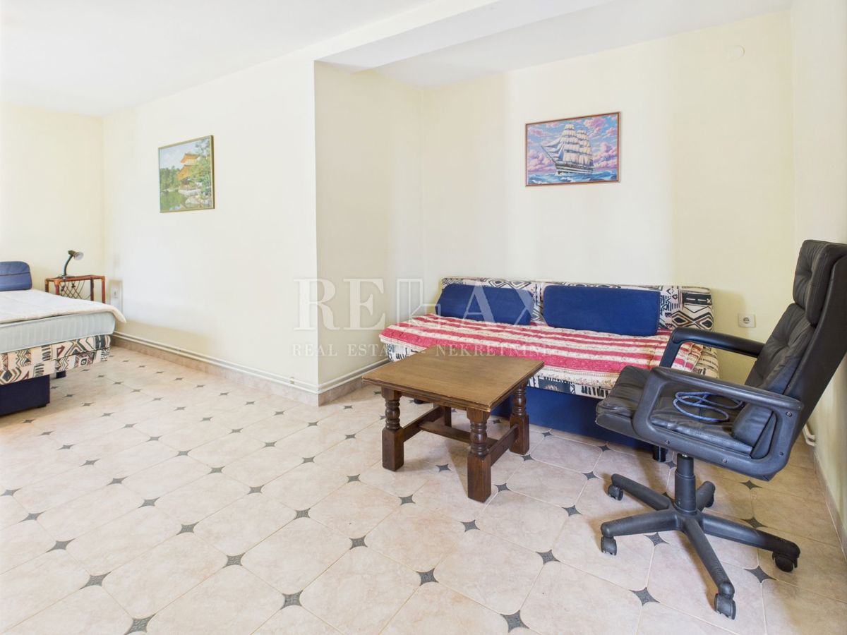 Crikvenica - prostorna hiša z urejenim vrtom