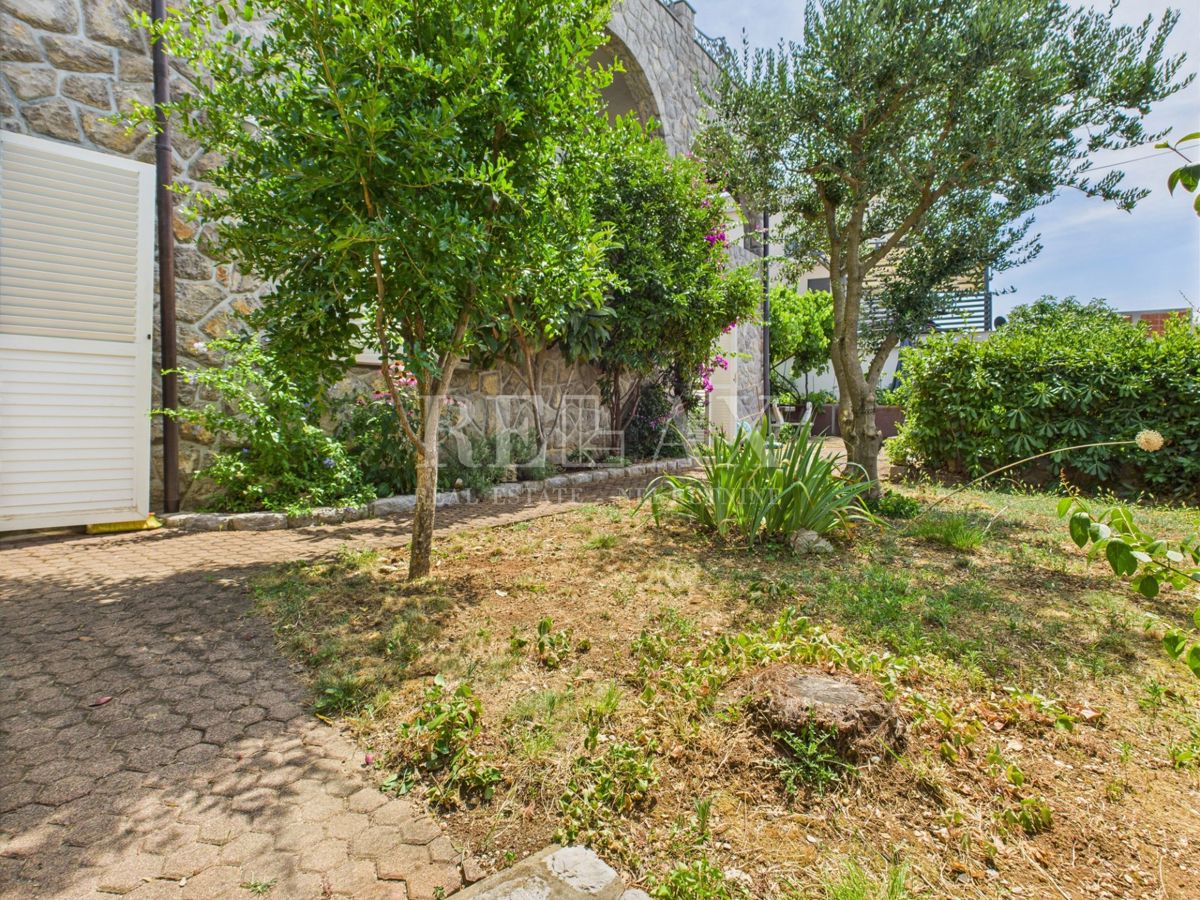 Crikvenica - prostorna hiša z urejenim vrtom