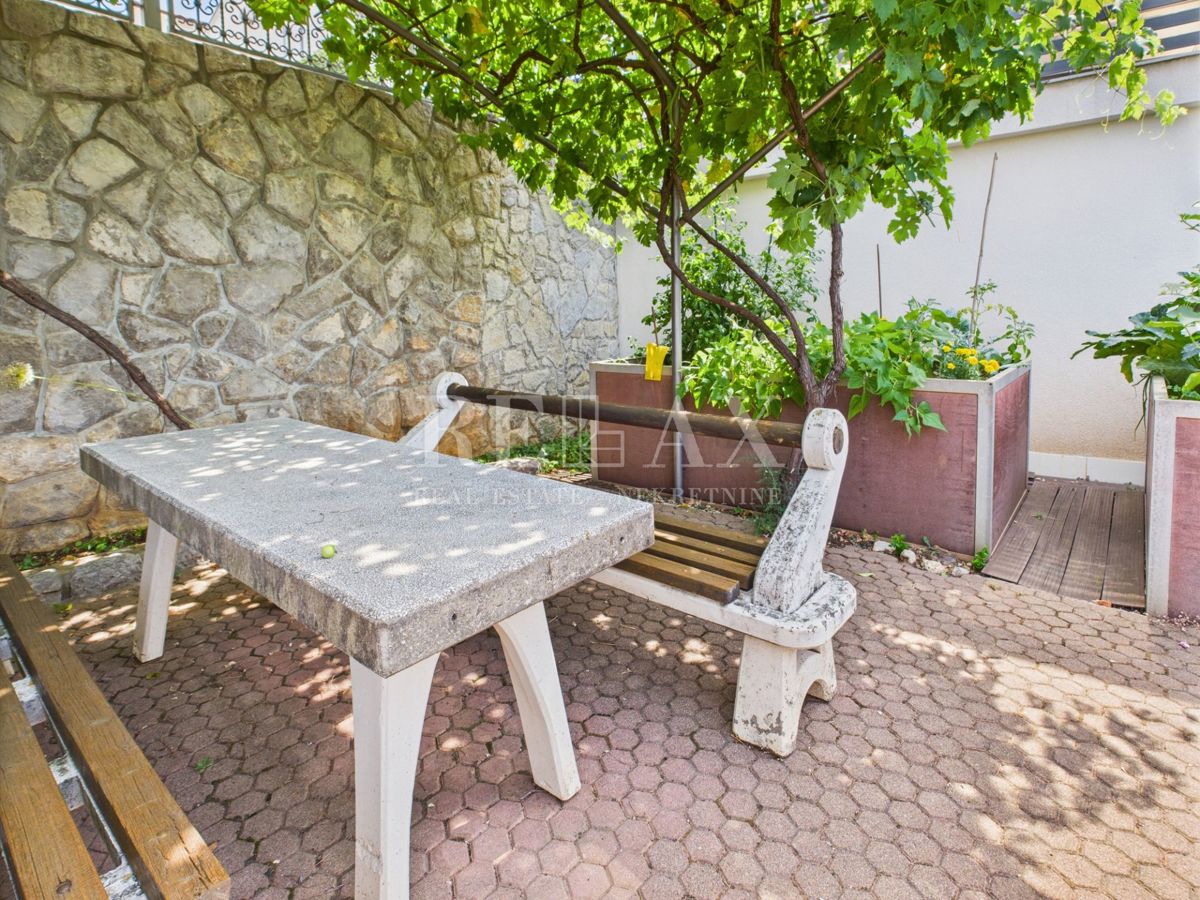 Crikvenica - prostorna hiša z urejenim vrtom