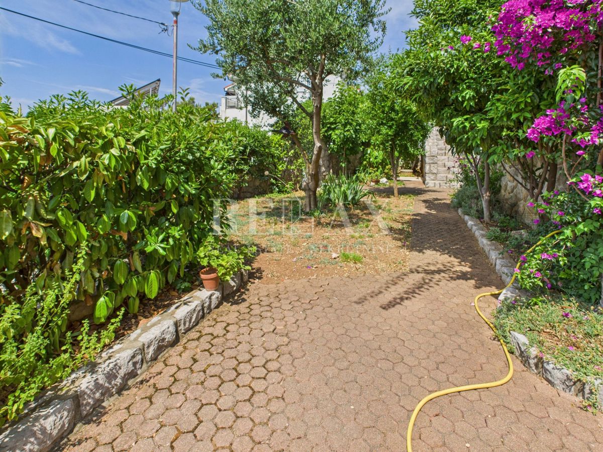 Crikvenica - prostorna hiša z urejenim vrtom