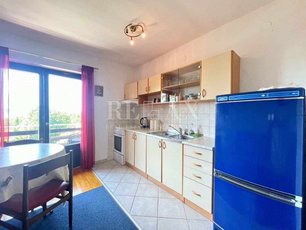 Dramalj - hiša s 4 apartmaji, 150 m od morja