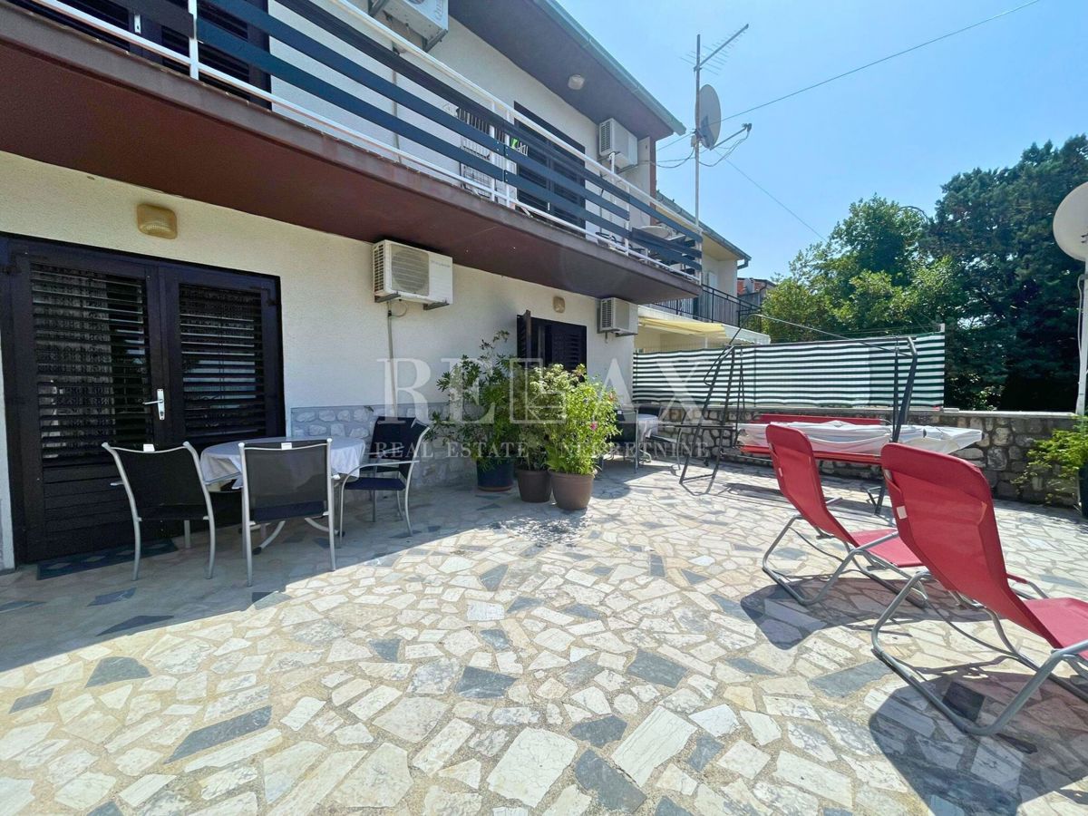 Dramalj - hiša s 4 apartmaji, 150 m od morja