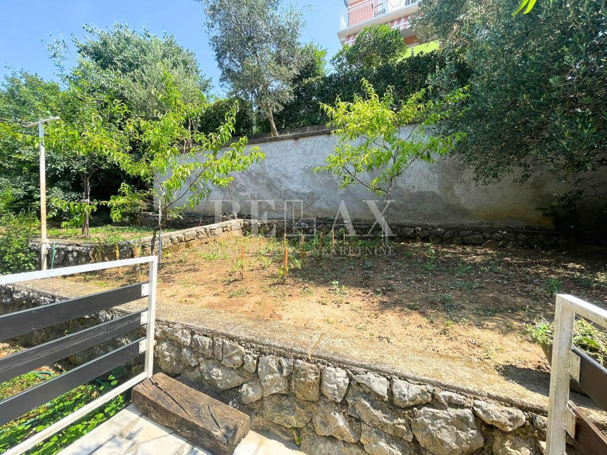 Dramalj - hiša s 4 apartmaji, 150 m od morja