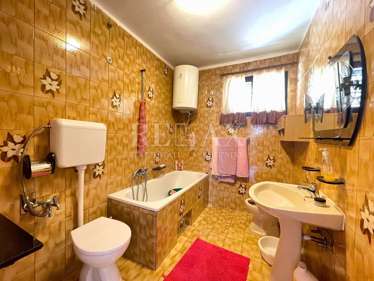 Dramalj - hiša s 4 apartmaji, 150 m od morja