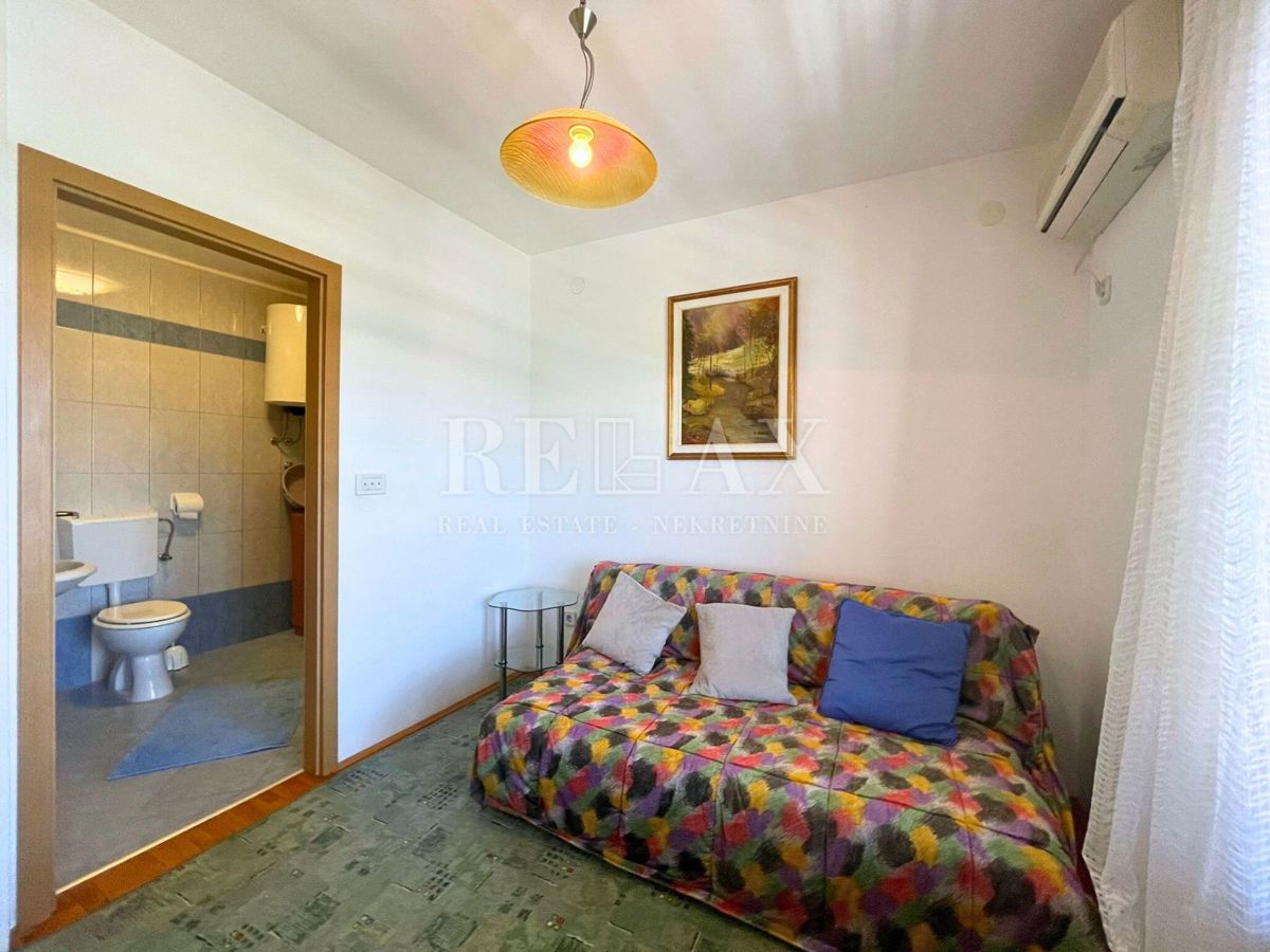 Dramalj - hiša s 4 apartmaji, 150 m od morja