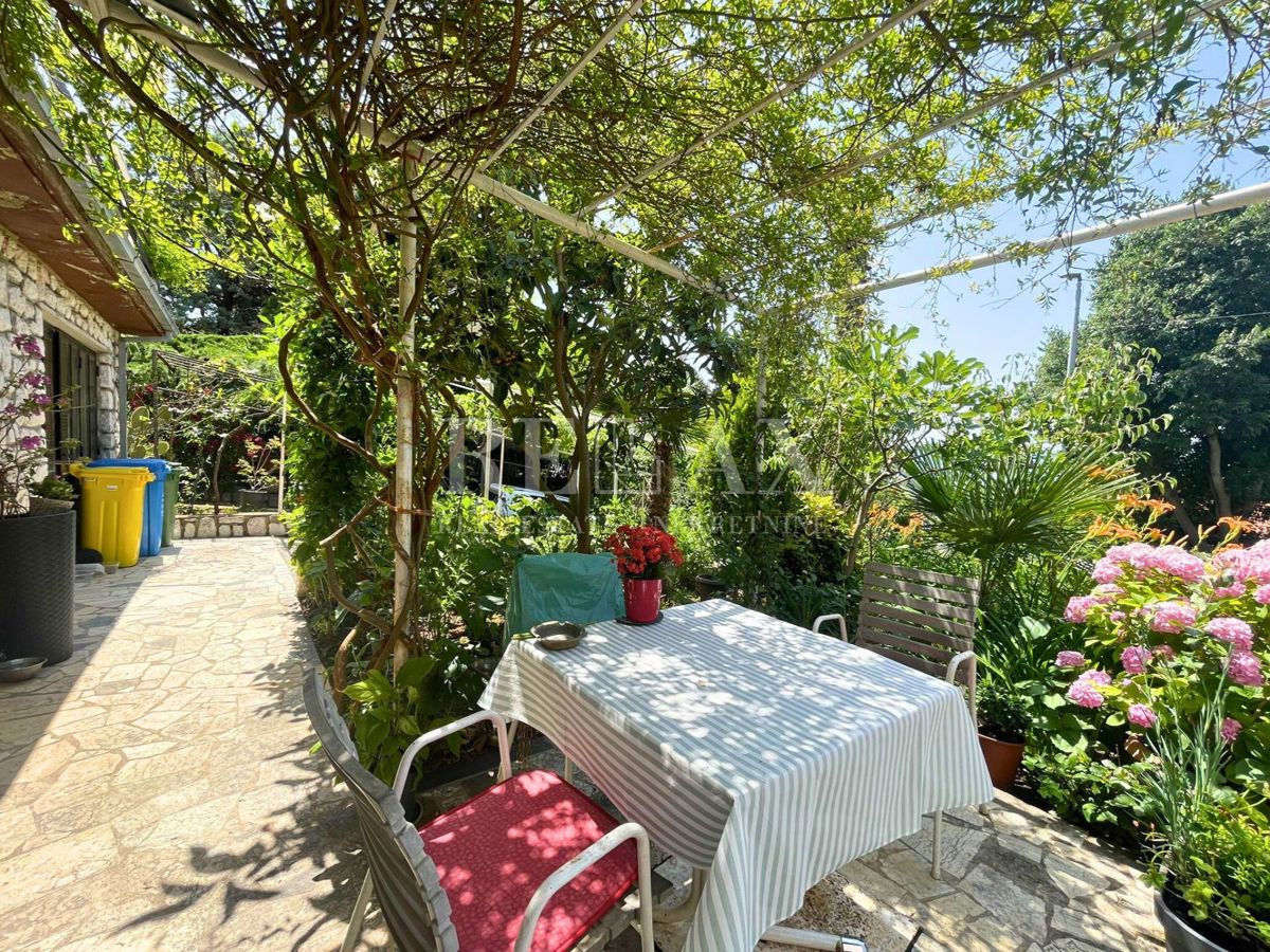 Dramalj - hiša s 4 apartmaji, 150 m od morja
