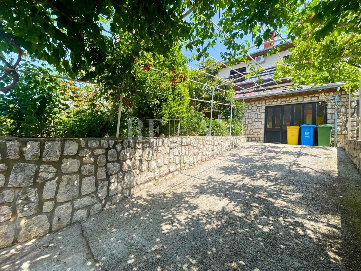 Dramalj - hiša s 4 apartmaji, 150 m od morja