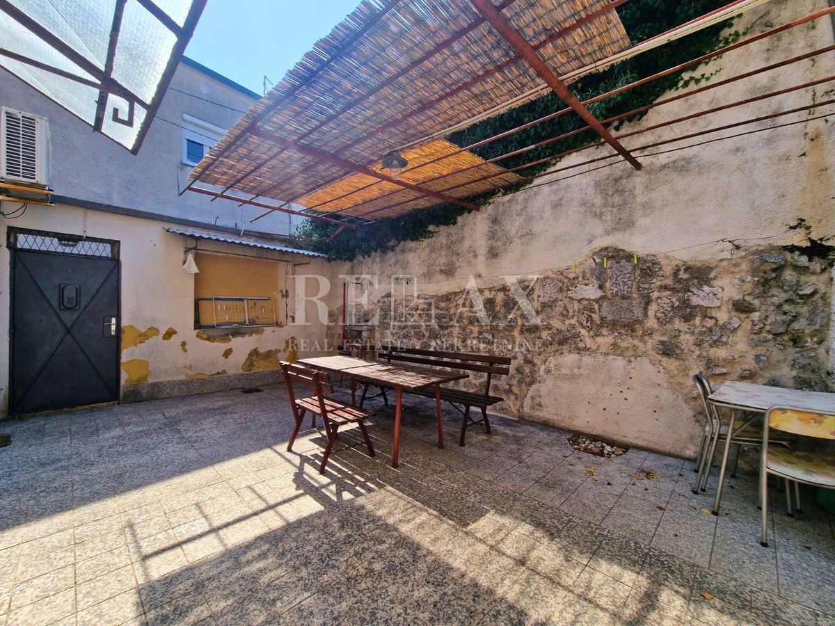 Novi Vinodolski - hiša z vrtom v središču mesta