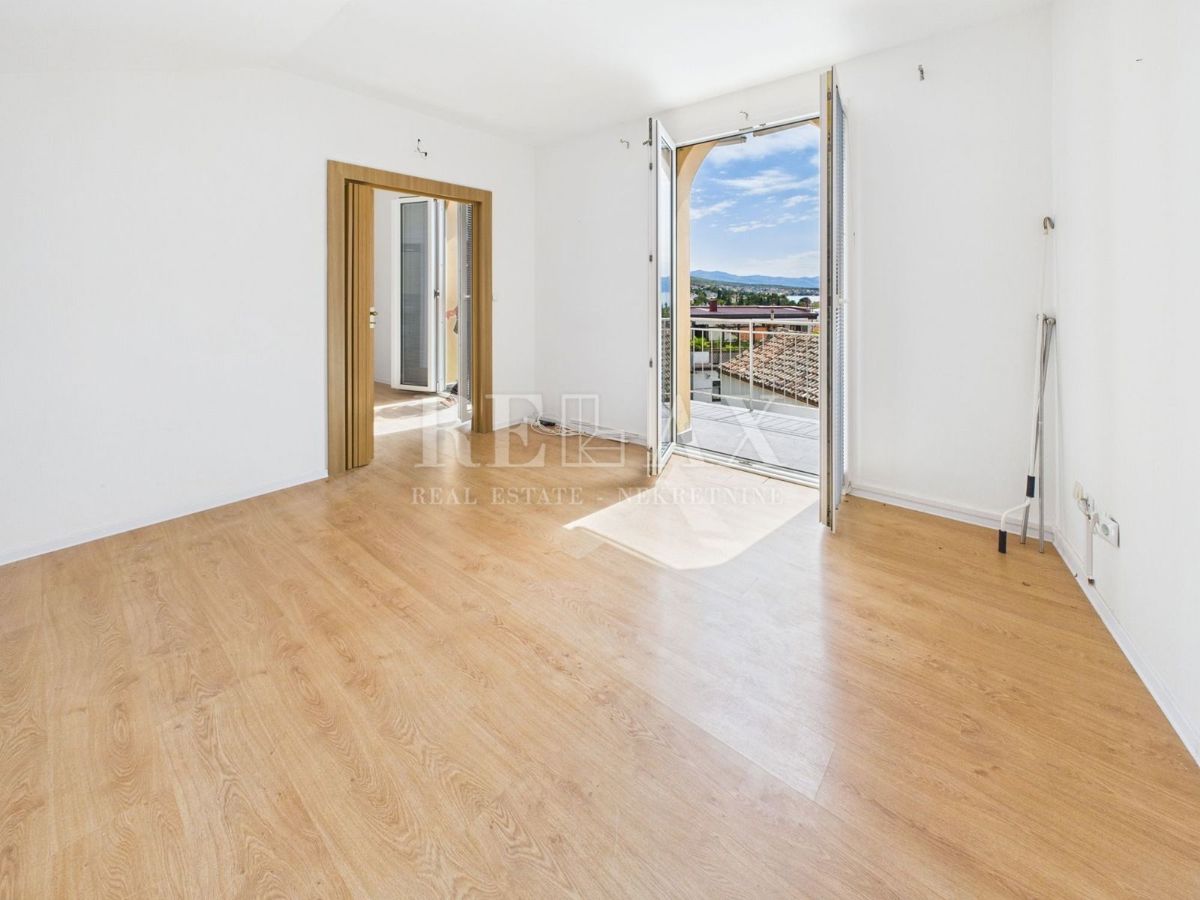 Crikvenica – Nenamščen Mansardni Apartma v Središču