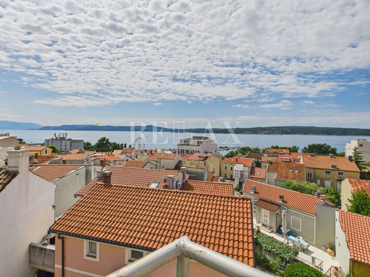 Crikvenica – Nenamščen Mansardni Apartma v Središču