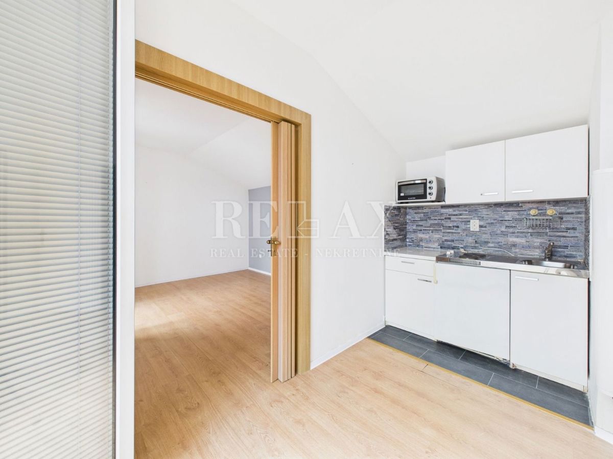 Crikvenica – Nenamščen Mansardni Apartma v Središču