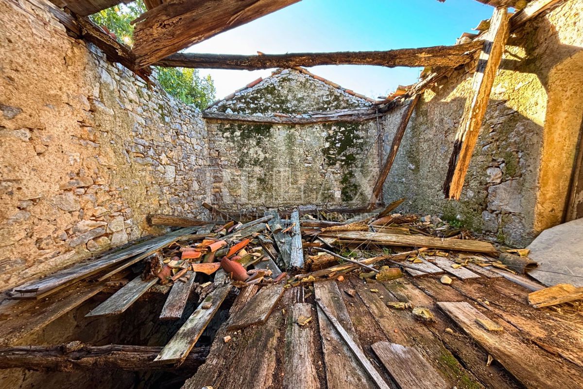 Kastav - hiša za prenovo v bližini centra