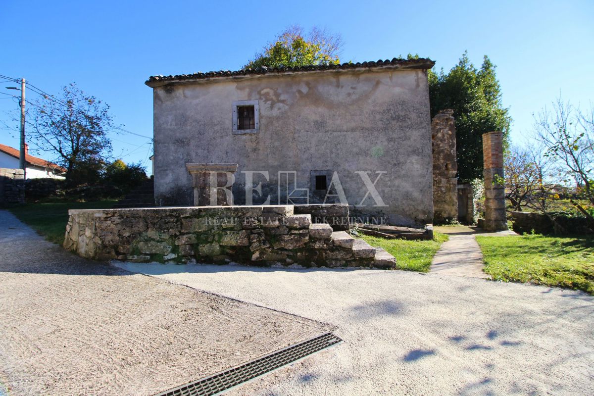 Kastav - hiša za prenovo v bližini centra