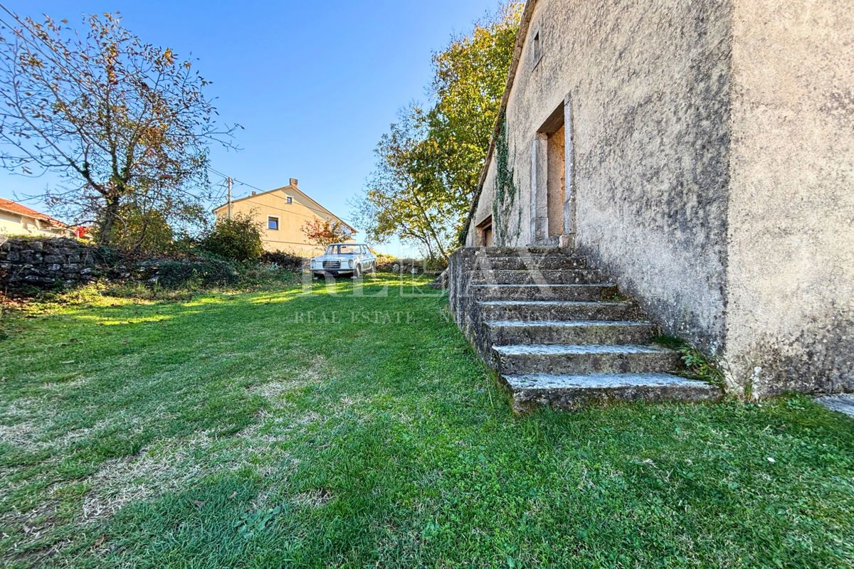 Kastav - hiša za prenovo v bližini centra