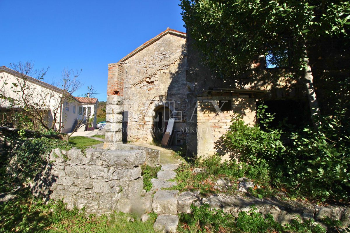 Kastav - hiša za prenovo v bližini centra