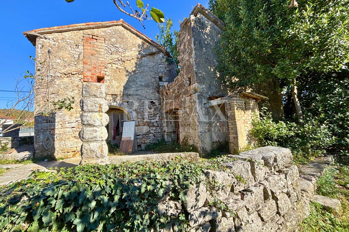 Kastav - hiša za prenovo v bližini centra