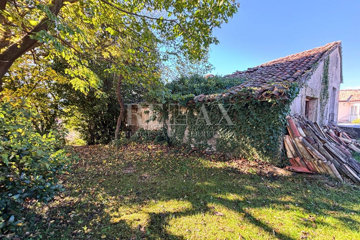 Kastav - hiša za prenovo v bližini centra