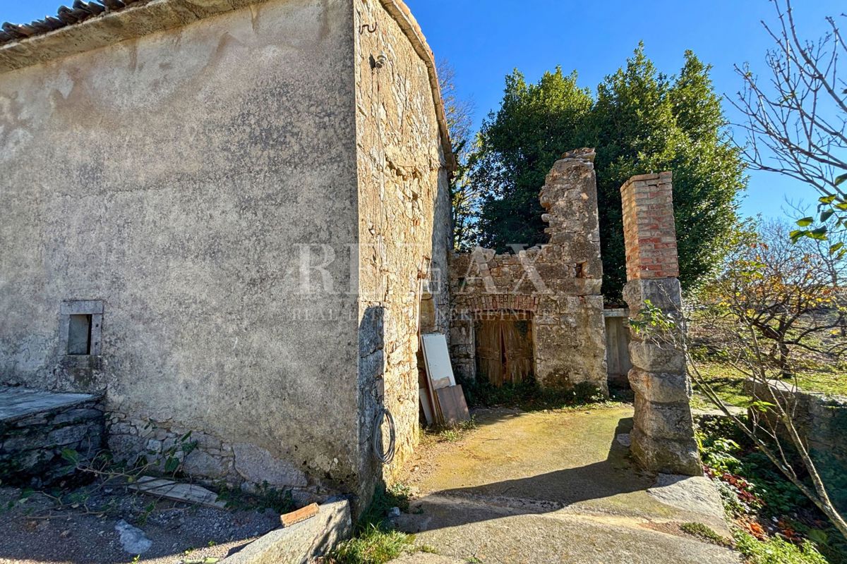 Kastav - hiša za prenovo v bližini centra