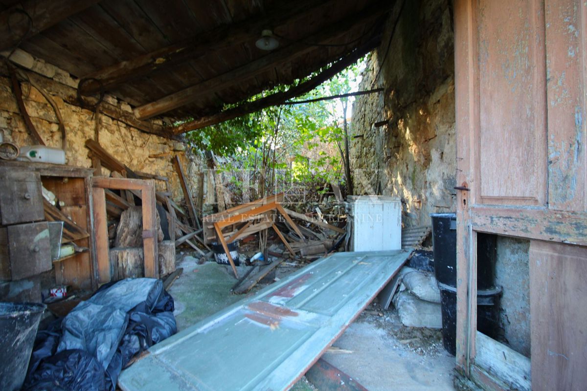 Kastav - hiša za prenovo v bližini centra