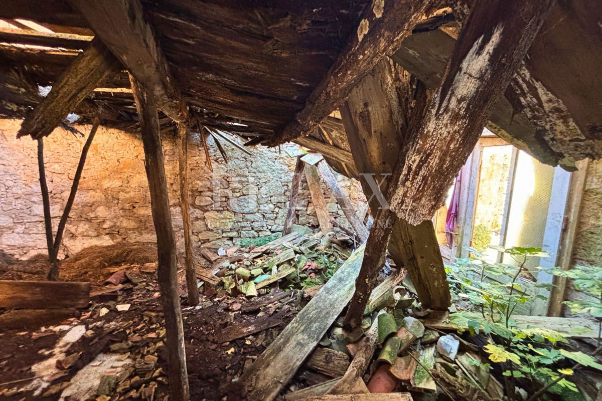 Kastav - hiša za prenovo v bližini centra