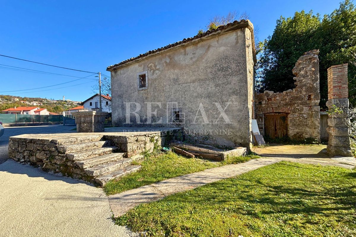 Kastav - hiša za prenovo v bližini centra