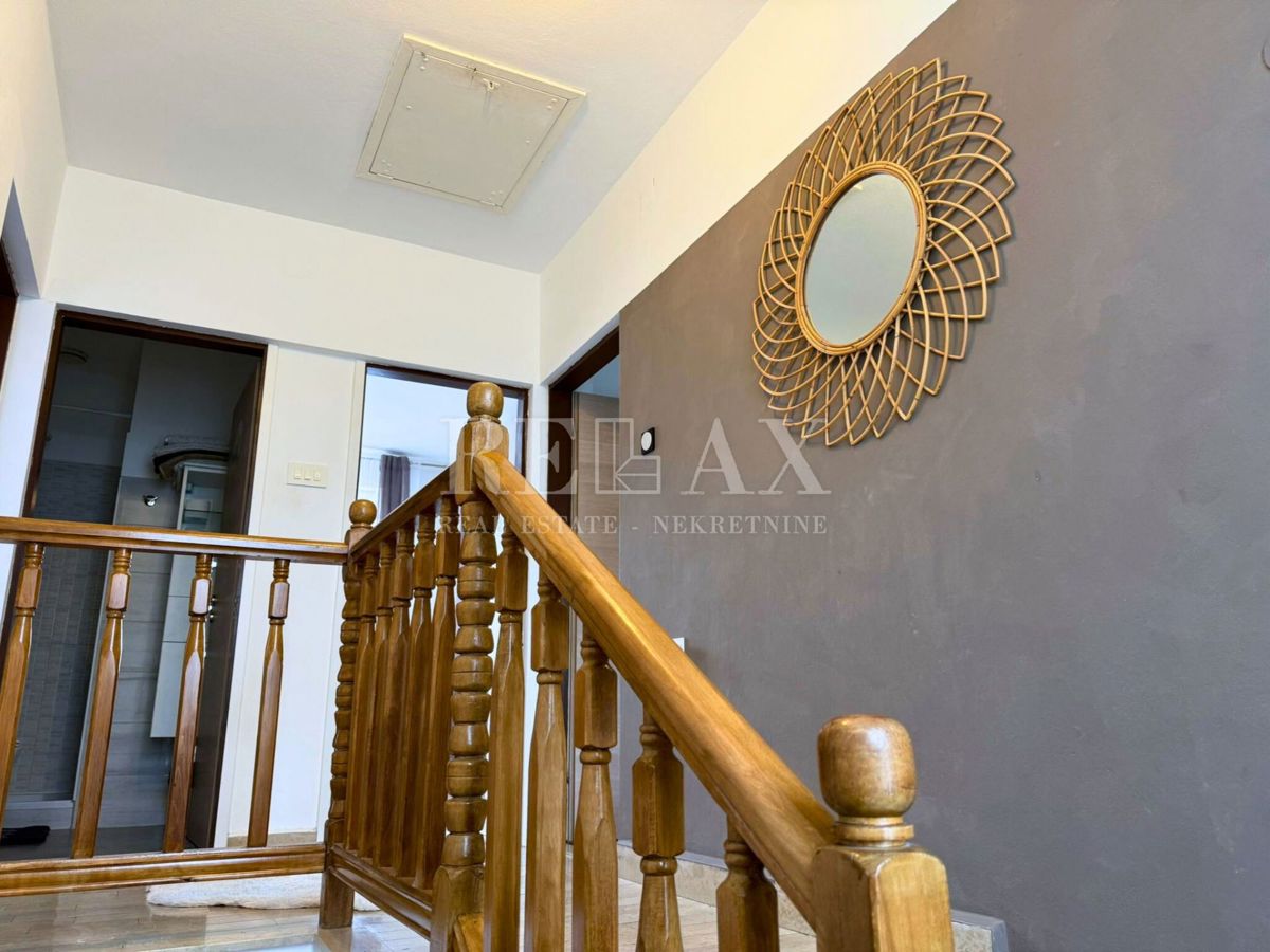 Grižane - hiša z ogrevanim bazenom