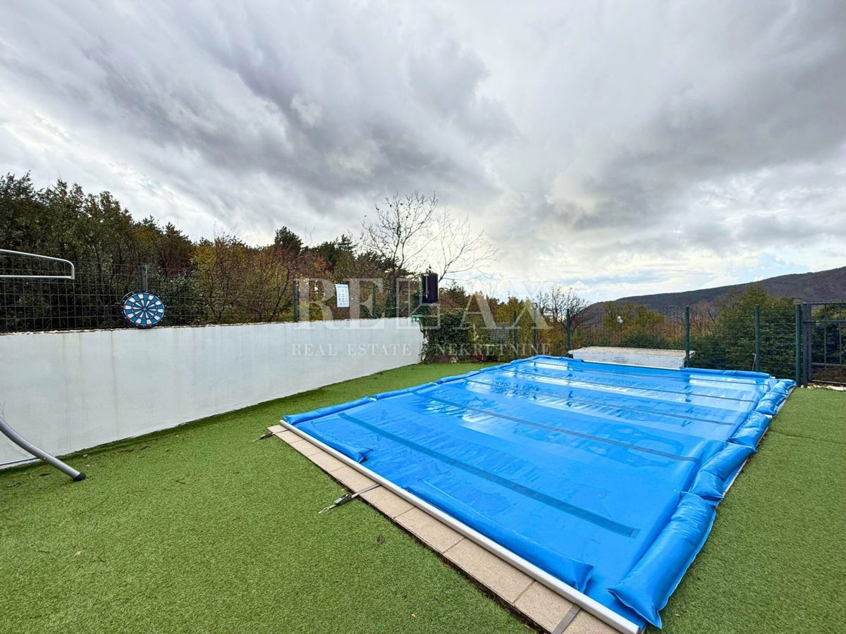 Grižane - hiša z ogrevanim bazenom