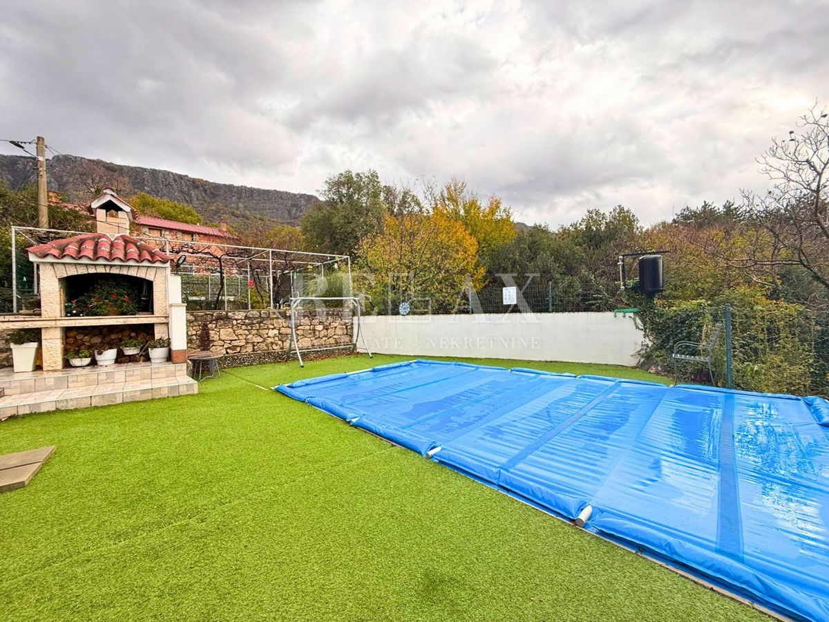 Grižane - hiša z ogrevanim bazenom