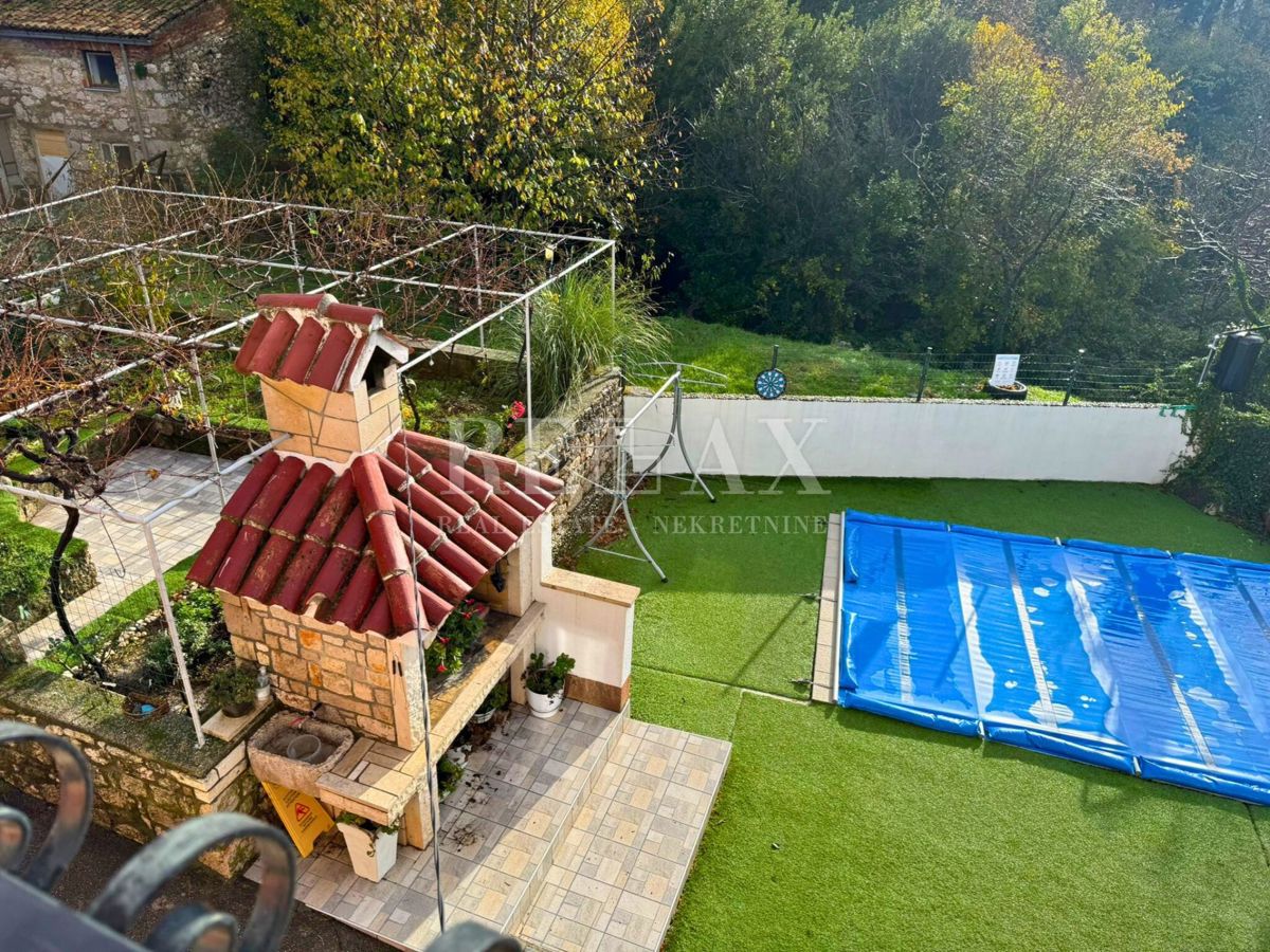 Grižane - hiša z ogrevanim bazenom