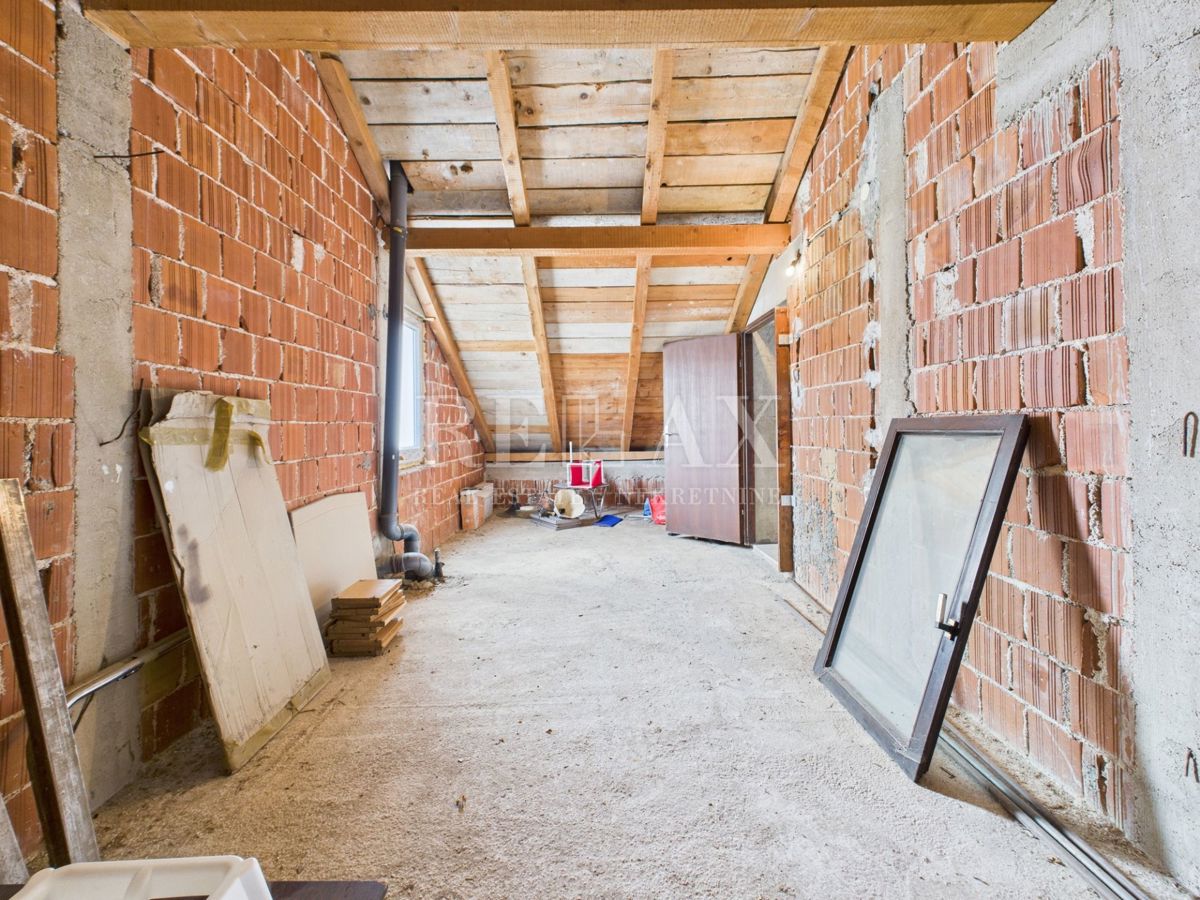 Crikvenica - visoko podstrešje v nedokončani fazi