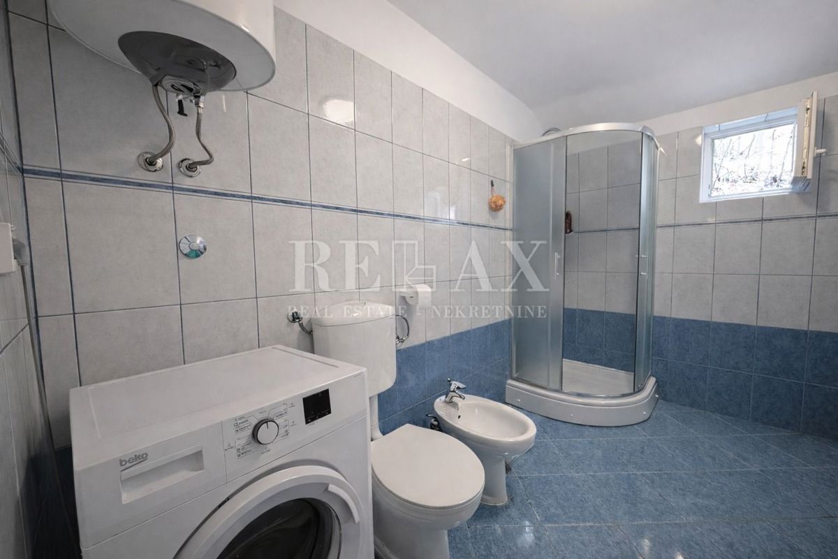 Senj, Bunica - stanovanje z garažo in teraso v bližini morja