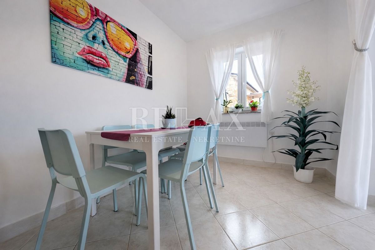 Senj, Bunica - stanovanje z garažo in teraso v bližini morja