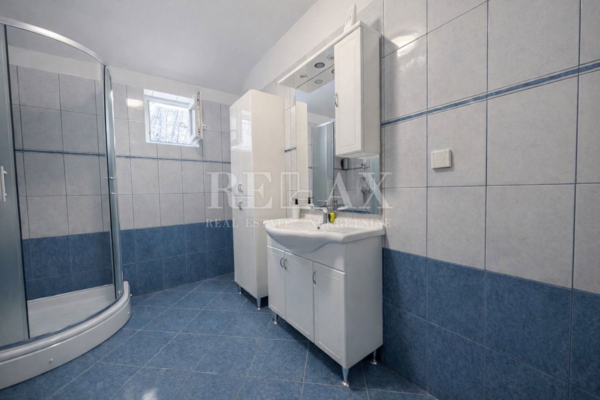 Senj, Bunica - stanovanje z garažo in teraso v bližini morja